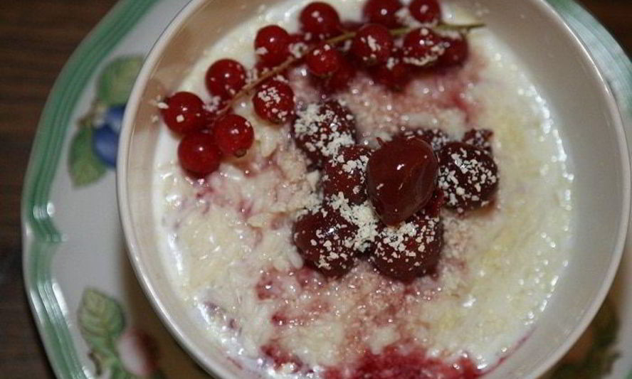 Рецепт риса с молоком, белым шоколадом и красной смородиной