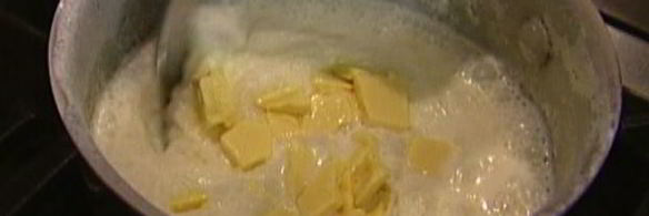 рис с молоком, белым шоколадом и красной смородиной