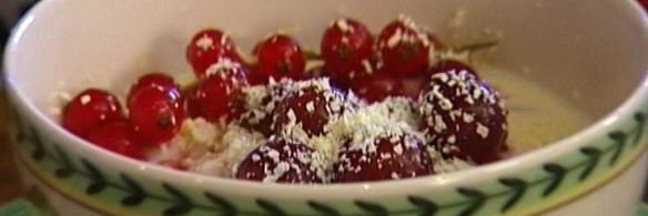 рис с молоком, белым шоколадом и красной смородиной