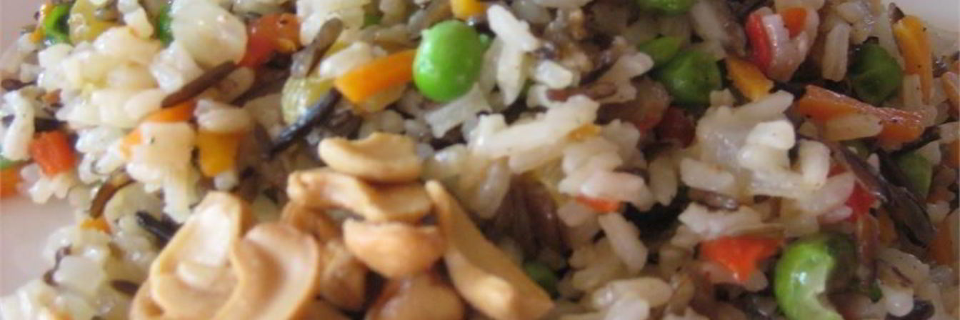 Рис с зеленым горошком, изюмом и кешью