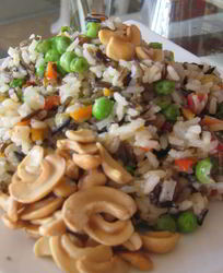 Рис с зеленым горошком, изюмом и кешью