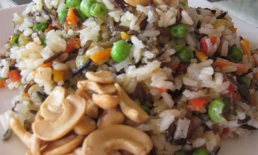 Рецепт риса с зеленым горошком, изюмом и кешью