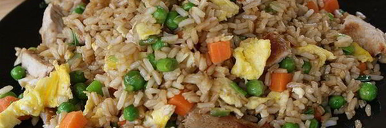 Рис со свининой и овощами на сковороде