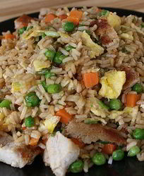 Рис со свининой и овощами на сковороде