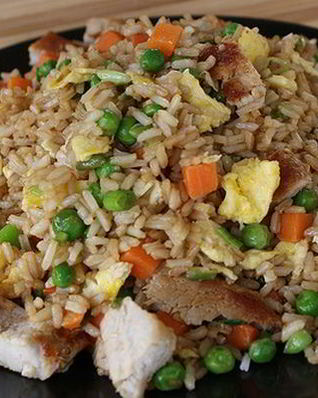 Рис со свининой и овощами на сковороде