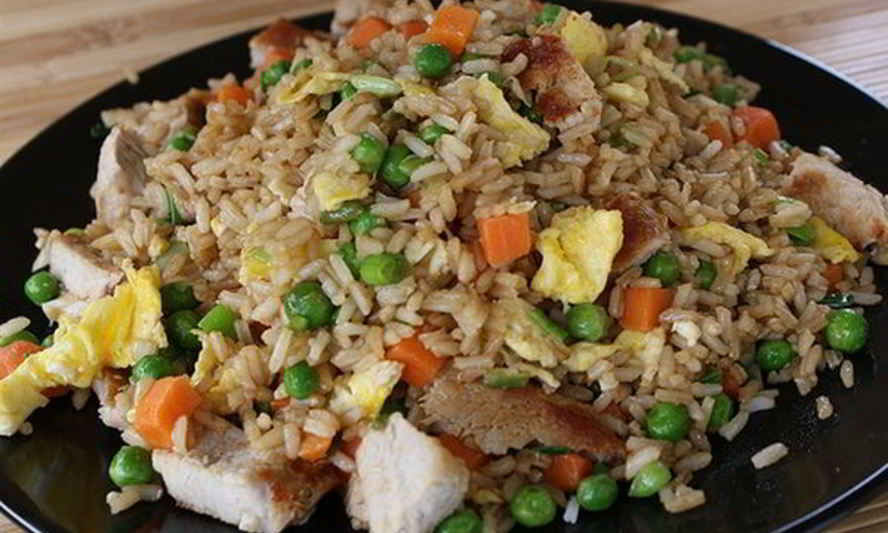 Рецепт риса со свининой и овощами на сковороде