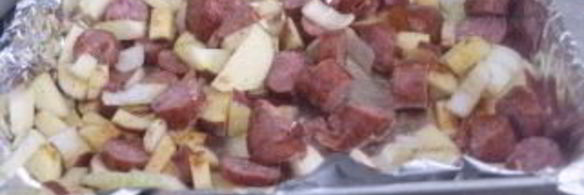 жареная картошка с охотничьими колбасками
