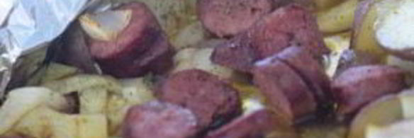 жареная картошка с охотничьими колбасками