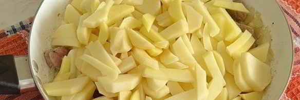 жареная картошка со свининой