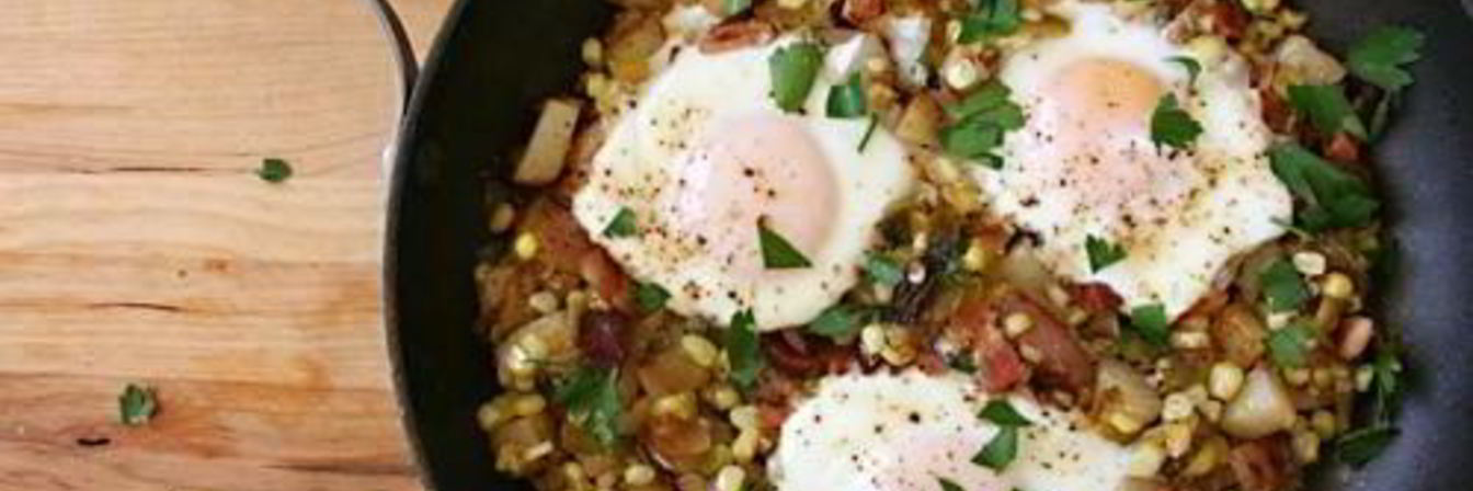 Жареный картофель с кукурузой и яйцом