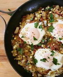 Жареный картофель с кукурузой и яйцом