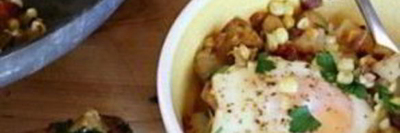 жареный картофель с кукурузой и яйцом