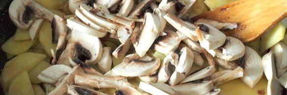 жареный картофель с шампиньонами