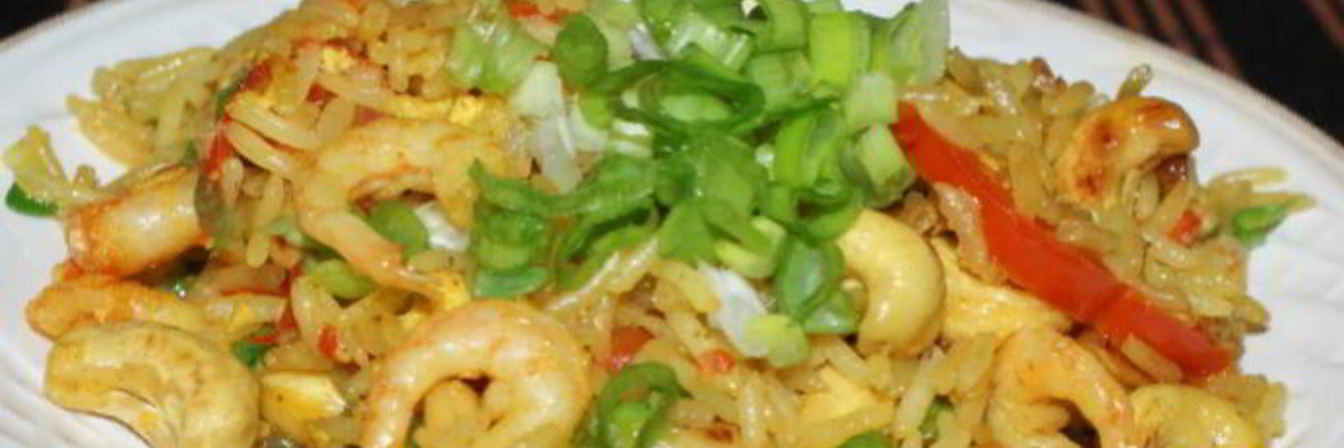 Жареный рис по-тайски с курицей