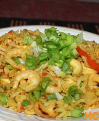 Жареный рис по-тайски с курицей