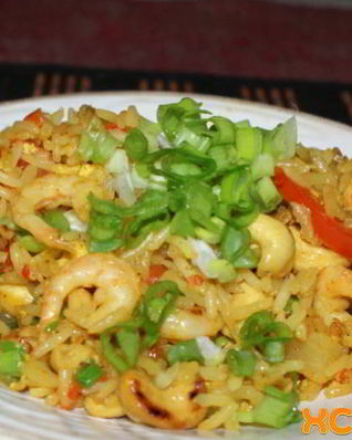 Жареный рис по-тайски с курицей