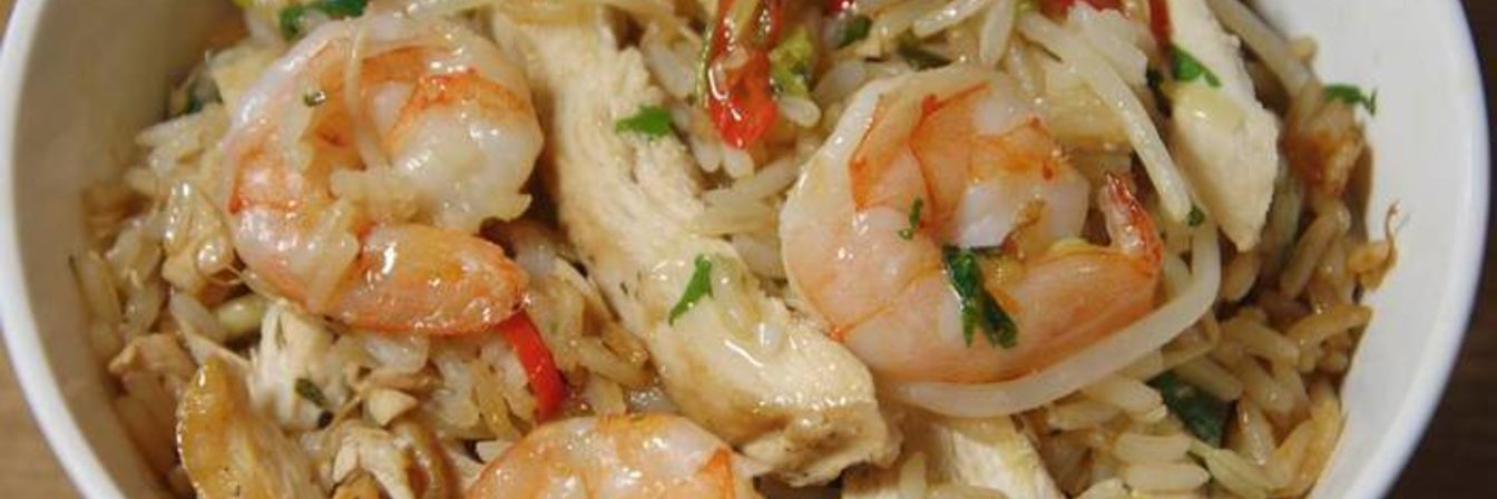 Жареный рис с креветками и курицей, заправленный по-восточному