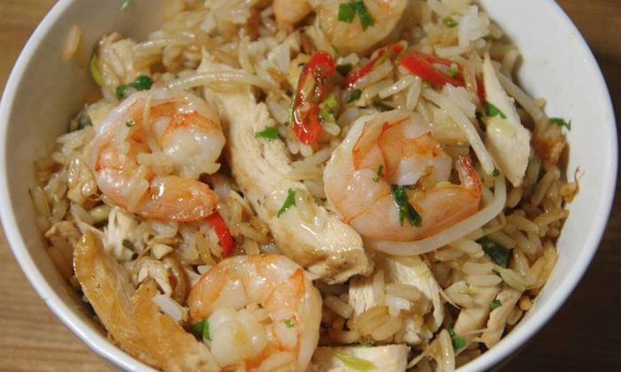 Рецепт жареного риса с креветками и курицей, заправленный по-восточному