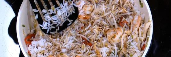 жареный рис с креветками и курицей, заправленный по-восточному