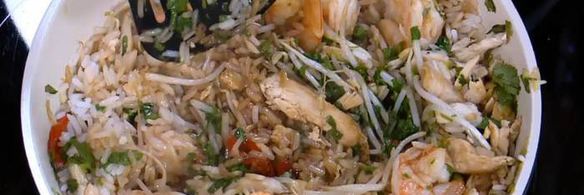 жареный рис с креветками и курицей, заправленный по-восточному