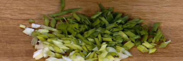 жареный рис с креветками и курицей, заправленный по-восточному