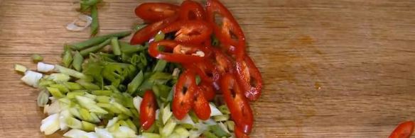 жареный рис с креветками и курицей, заправленный по-восточному