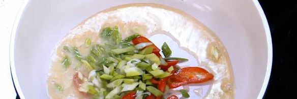 жареный рис с креветками и курицей, заправленный по-восточному