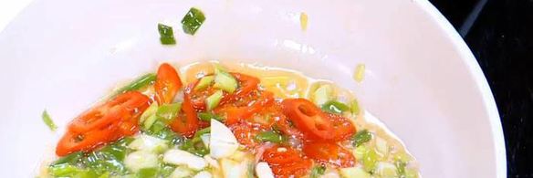 жареный рис с креветками и курицей, заправленный по-восточному