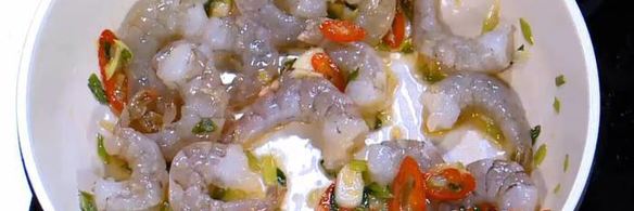 жареный рис с креветками и курицей, заправленный по-восточному