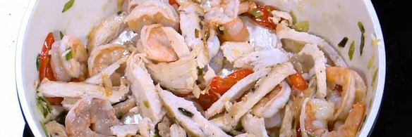 жареный рис с креветками и курицей, заправленный по-восточному