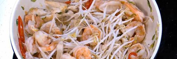 жареный рис с креветками и курицей, заправленный по-восточному