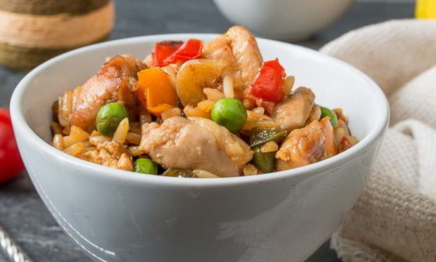 Рецепт жареного риса с курицей и сладким перцем