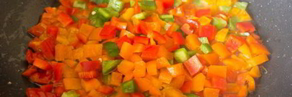 жареный рис с курицей и сладким перцем