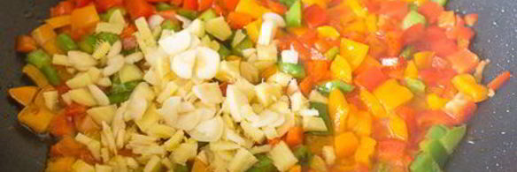 жареный рис с курицей и сладким перцем