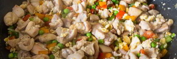 жареный рис с курицей и сладким перцем