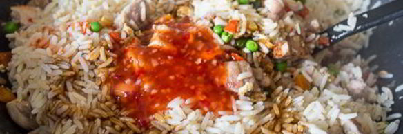 жареный рис с курицей и сладким перцем
