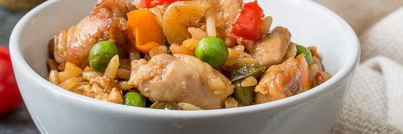 жареный рис с курицей и сладким перцем