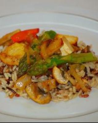 Жареный рис с тофу и спаржей