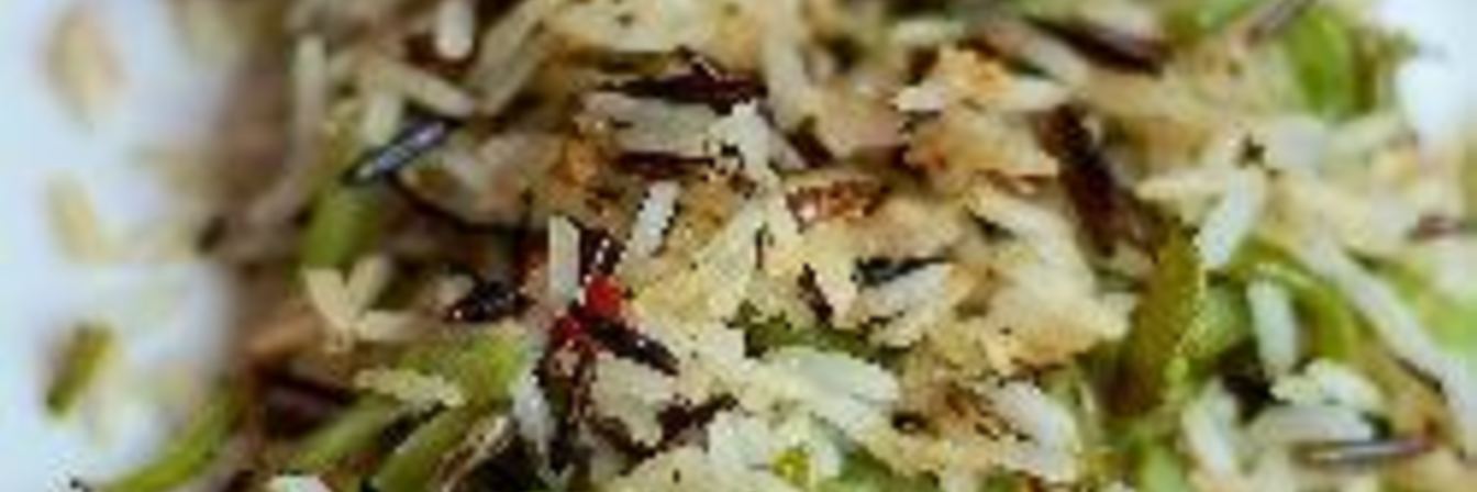 Жареный рис со стручковой фасолью и мятой