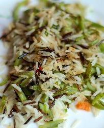 Жареный рис со стручковой фасолью и мятой