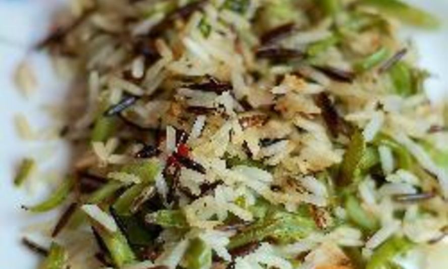 Рецепт жареного риса со стручковой фасолью и мятой