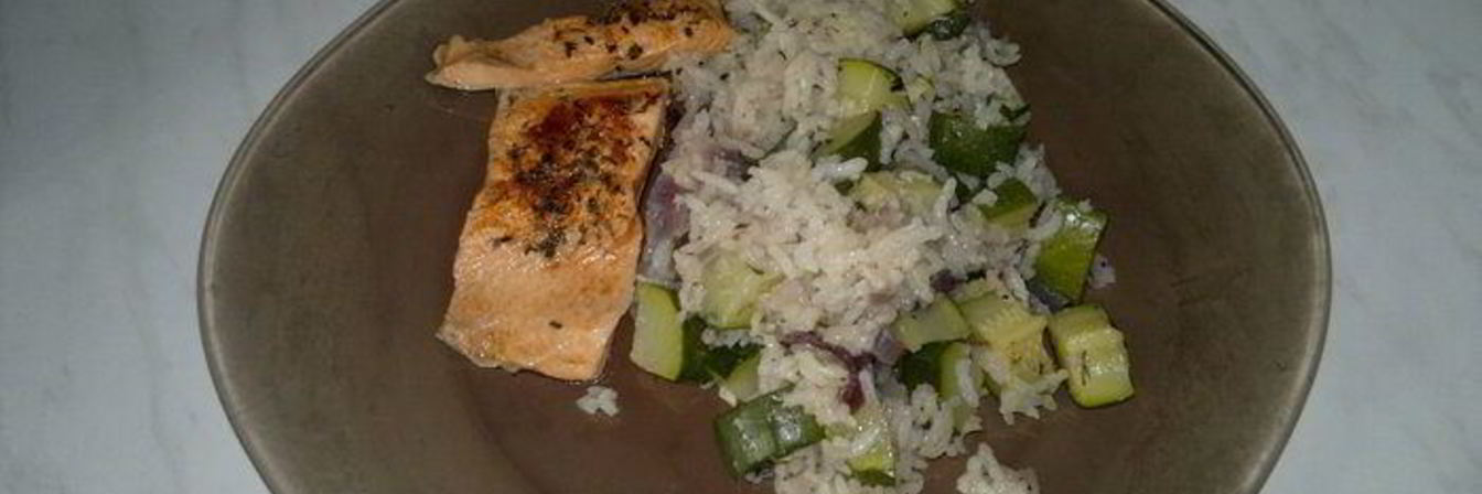 Жгучий рис с цукини, чесноком и белым перцем, форель