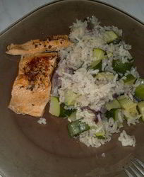 Жгучий рис с цукини, чесноком и белым перцем, форель