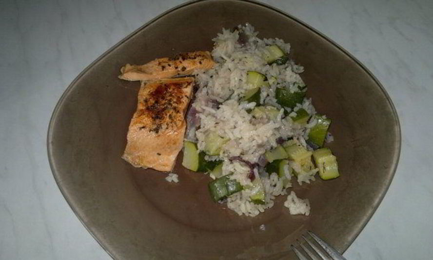 Рецепт жгучего риса с цукини, чесноком и белым перцем, форель