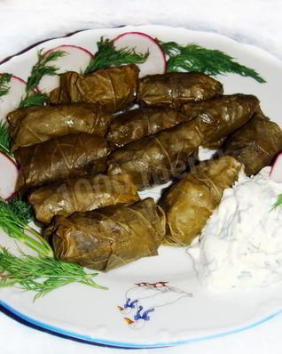 Армянская долма в виноградных листьях
