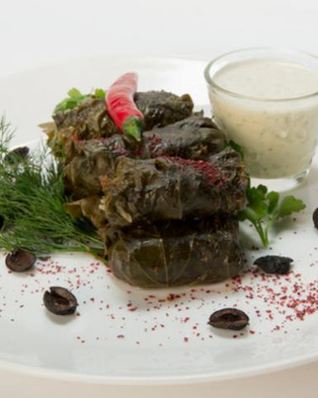 Долма из баранины с мятным соусом