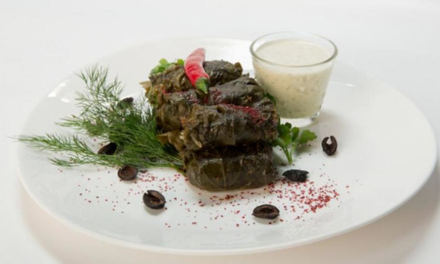 Рецепт долмы из баранины с мятным соусом