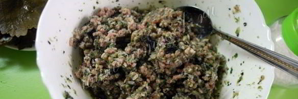 долма в виноградных листьях