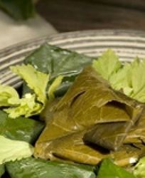 Голубцы с творогом в виноградных листьях