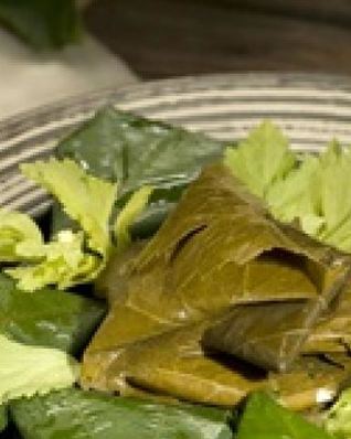 Голубцы с творогом в виноградных листьях